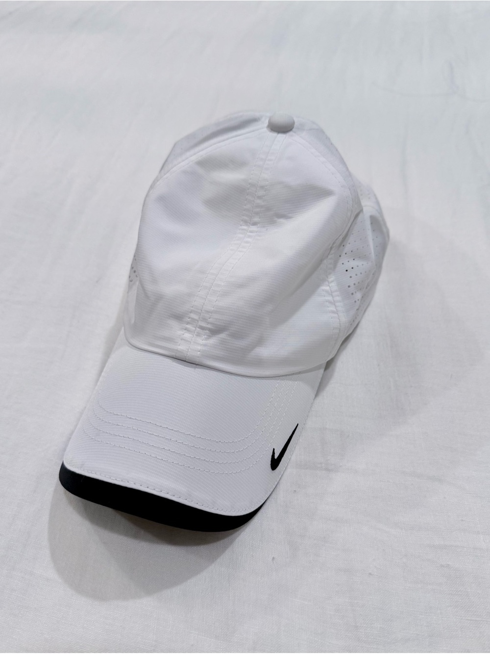 🖤NWOT- Unisex Nike White Baseball Cap with Black Swoosh Trim